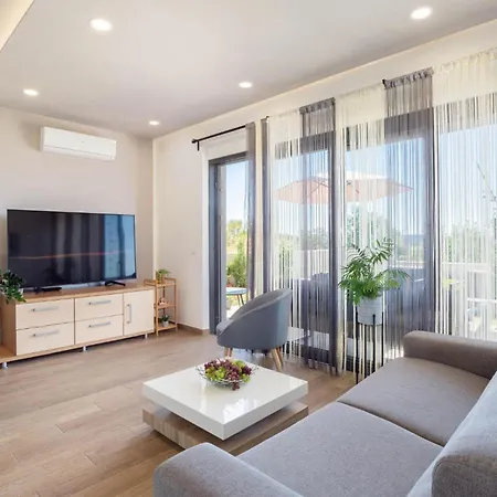 In Kastel Kambelovac With Kitchen Holiday home Kastela