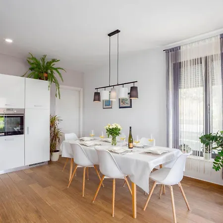 In Kastel Kambelovac With Kitchen Holiday home