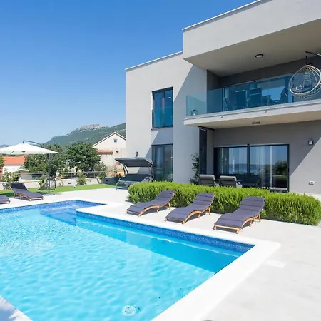 In Kastel Kambelovac With Kitchen Holiday home *