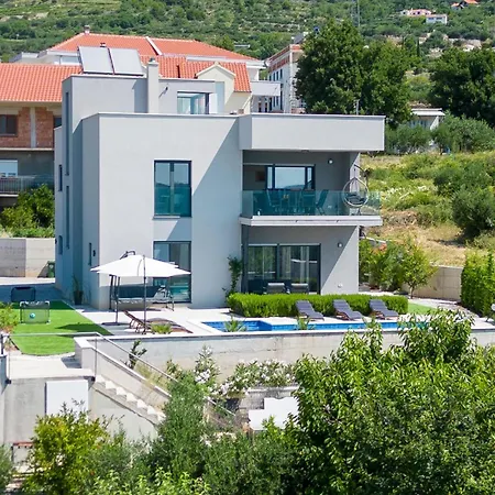 In Kastel Kambelovac With Kitchen Holiday home *