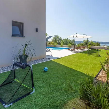 Holiday home In Kastel Kambelovac With Kitchen *