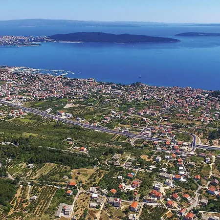 In Kastel Kambelovac With Kitchen Holiday home