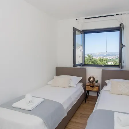 Amazing In Kastel Kambelovac Kastela